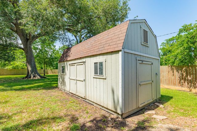 105 Wisteria Street, Lake Jackson, TX 77566