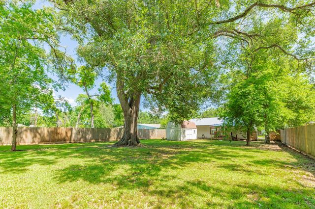 105 Wisteria Street, Lake Jackson, TX 77566