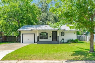 105 Wisteria Street, Lake Jackson, TX 77566