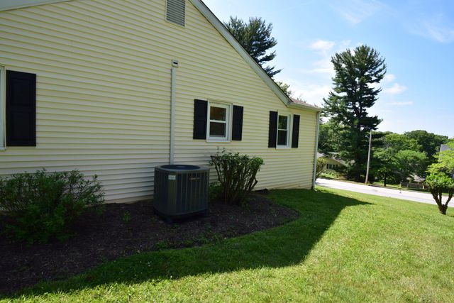 4 CAROL LN, Berwyn, PA 19312