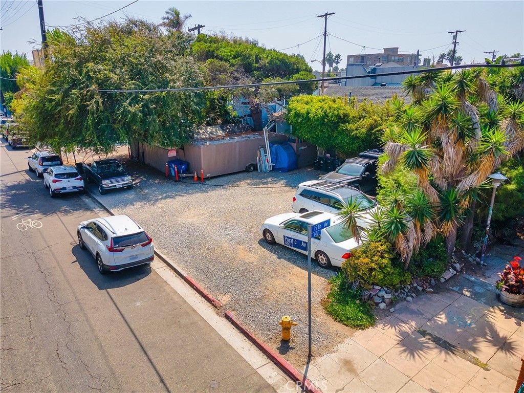 Image 13 of property listing at 1909 Pacific Avenue, Venice, CA 90291