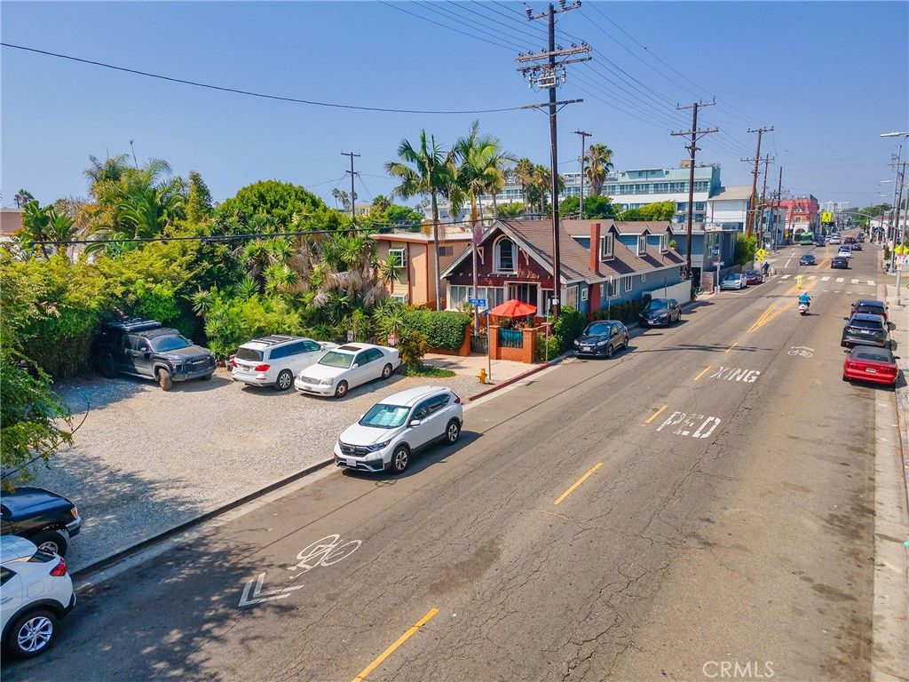 Image 16 of property listing at 1909 Pacific Avenue, Venice, CA 90291