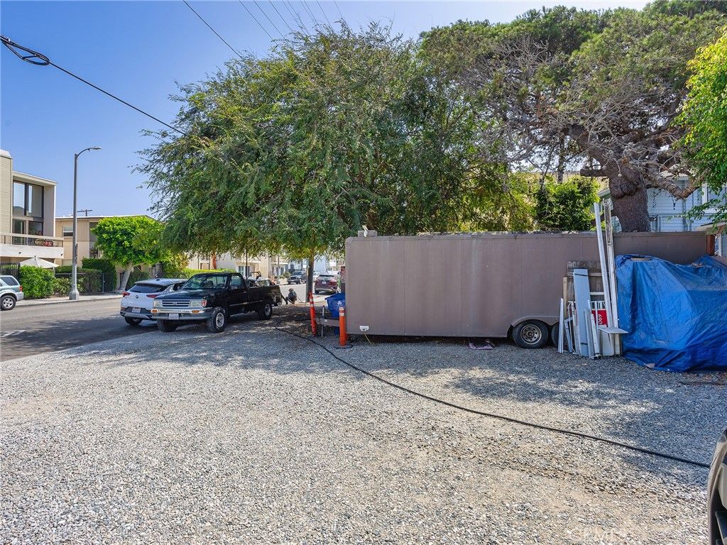 Image 3 of property listing at 1909 Pacific Avenue, Venice, CA 90291