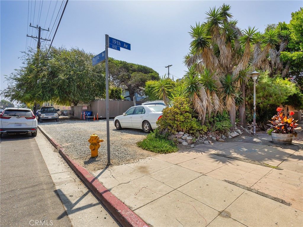 Image 5 of property listing at 1909 Pacific Avenue, Venice, CA 90291