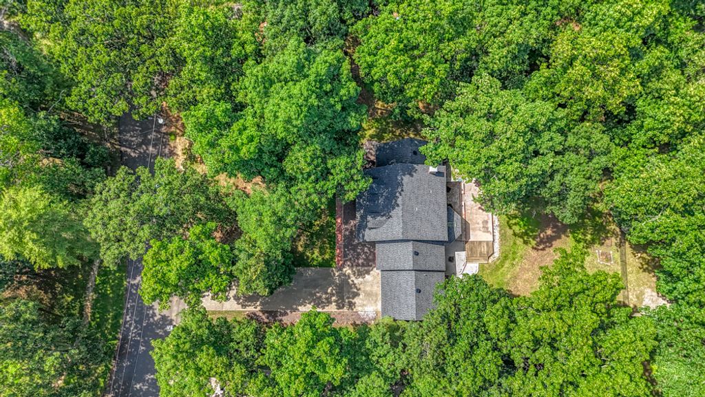 Image 2 of property listing at 19 Wildwood Drive, Mt Vernon, IL 62864