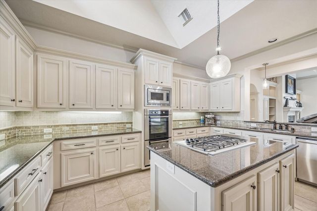 70 Shadow Creek Ridge Drive, Spring, TX 77389