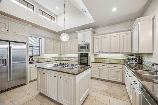 70 Shadow Creek Ridge Drive, Spring, TX 77389