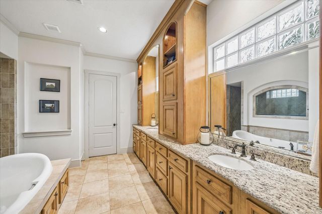70 Shadow Creek Ridge Drive, Spring, TX 77389