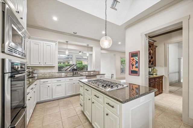 70 Shadow Creek Ridge Drive, Spring, TX 77389