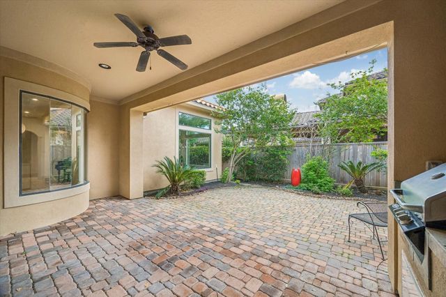 70 Shadow Creek Ridge Drive, Spring, TX 77389