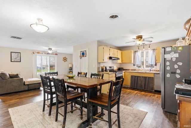 6907 E South Barbee Drive, Pierceton, IN 46562