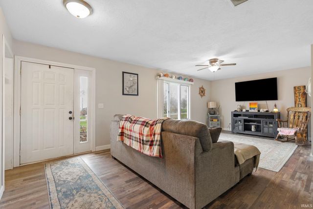 6907 E South Barbee Drive, Pierceton, IN 46562