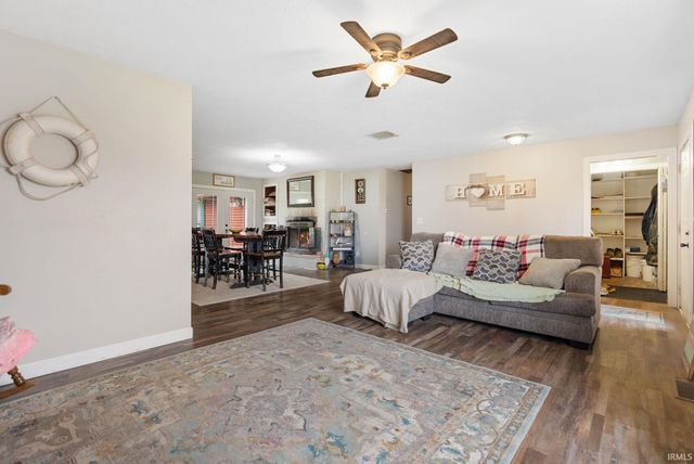 6907 E South Barbee Drive, Pierceton, IN 46562