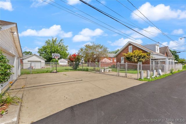 117 Allhands Avenue, Sellersburg, IN 47172