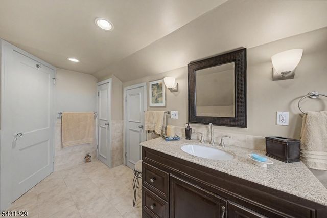 287 Madison Ave, New Milford Boro, NJ 07646