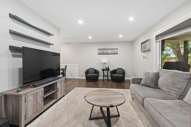 3943 W 104th Street 3B, Chicago, IL 60655