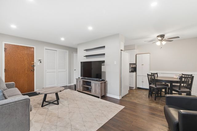 3943 W 104th Street 3B, Chicago, IL 60655