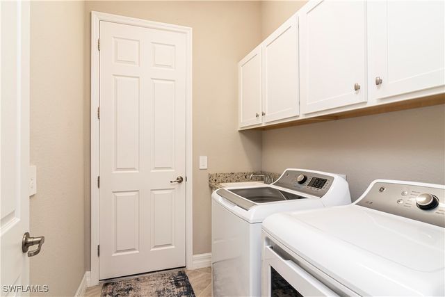 28072 Foxrock CT, Bonita Springs, FL 34135