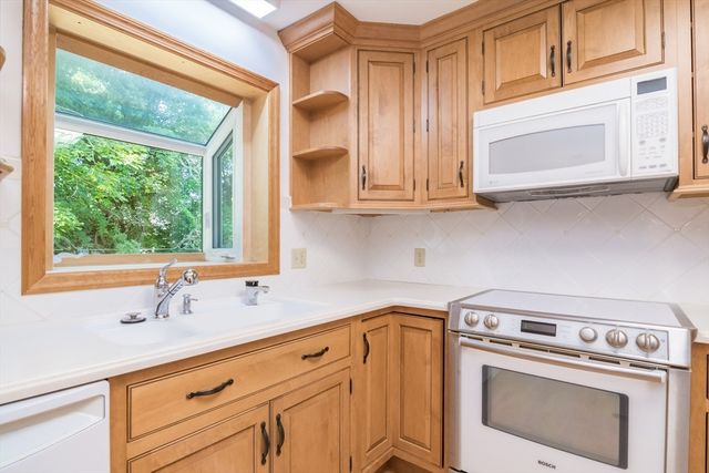 208 Rolling Ridge Rd, Amherst, MA 01002