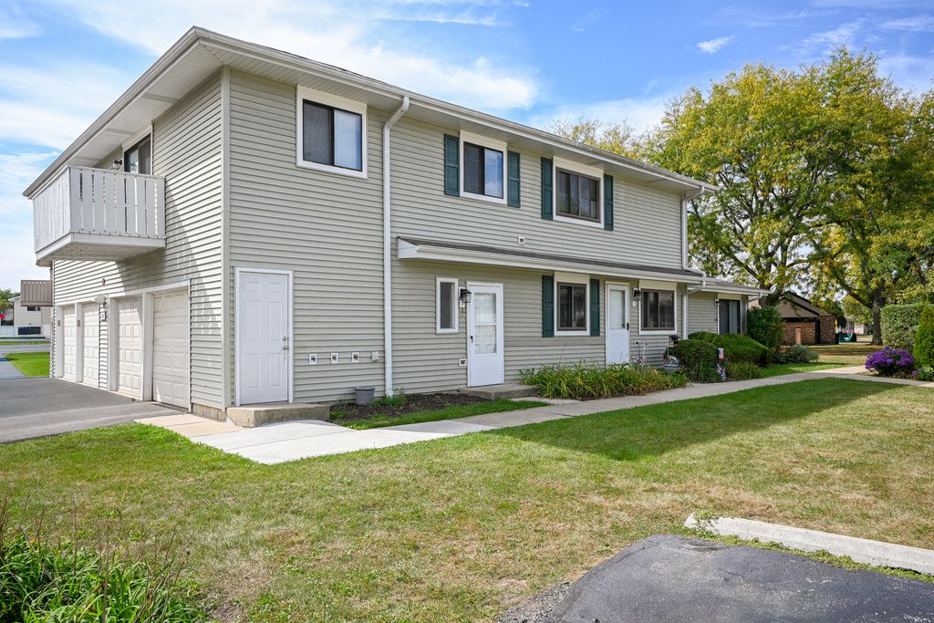 2S723 Winchester Circle 4, Warrenville, IL 60555