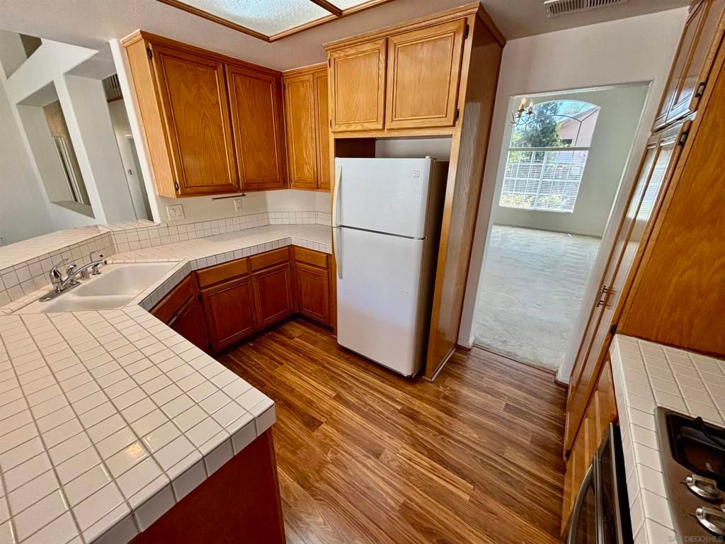 Image 13 of property listing at 653 Cantara Ln, Vista, CA 92081
