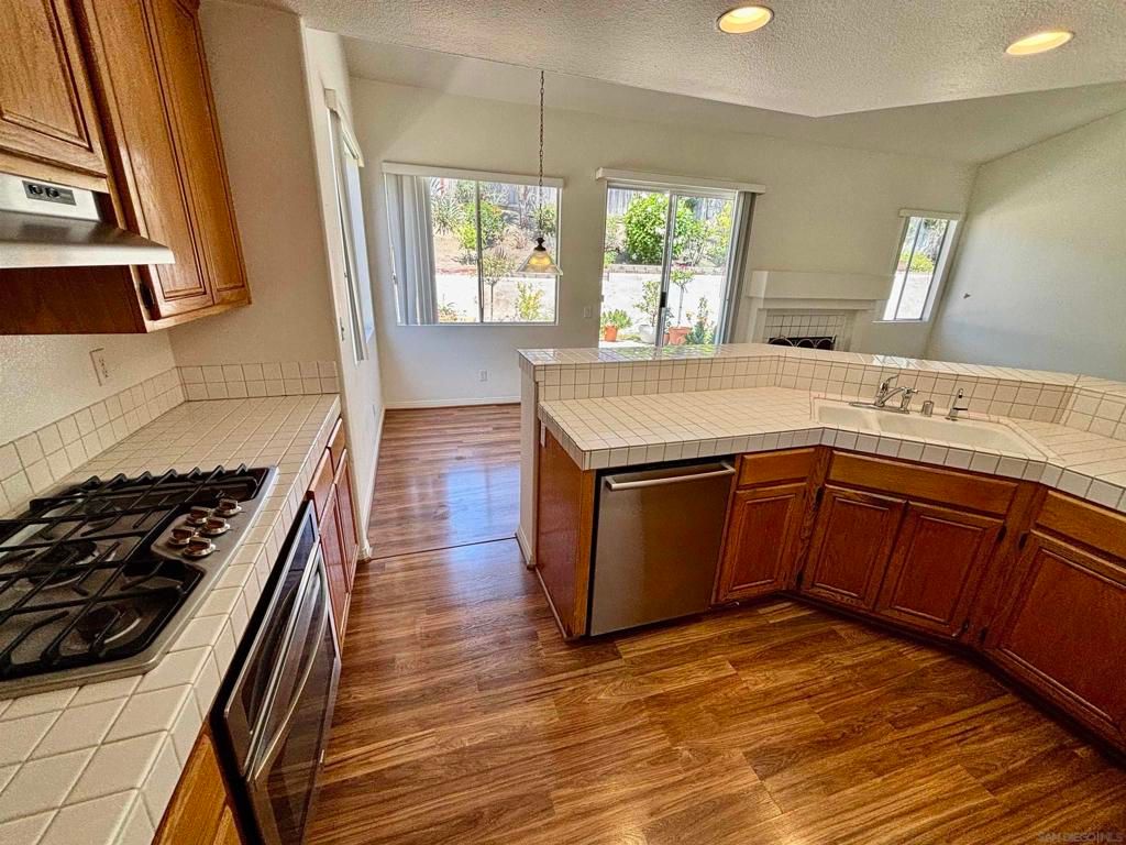 Image 14 of property listing at 653 Cantara Ln, Vista, CA 92081