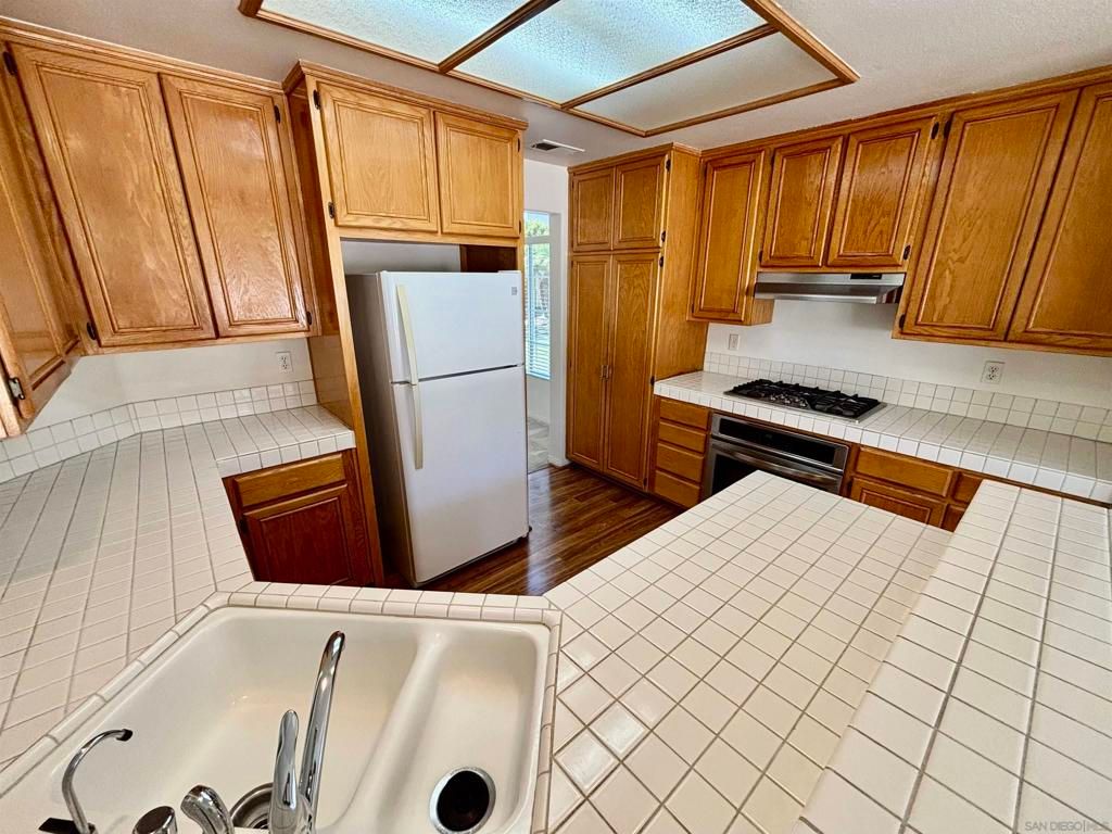 Image 15 of property listing at 653 Cantara Ln, Vista, CA 92081