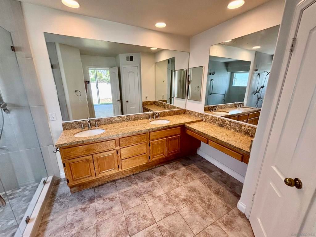 Image 19 of property listing at 653 Cantara Ln, Vista, CA 92081