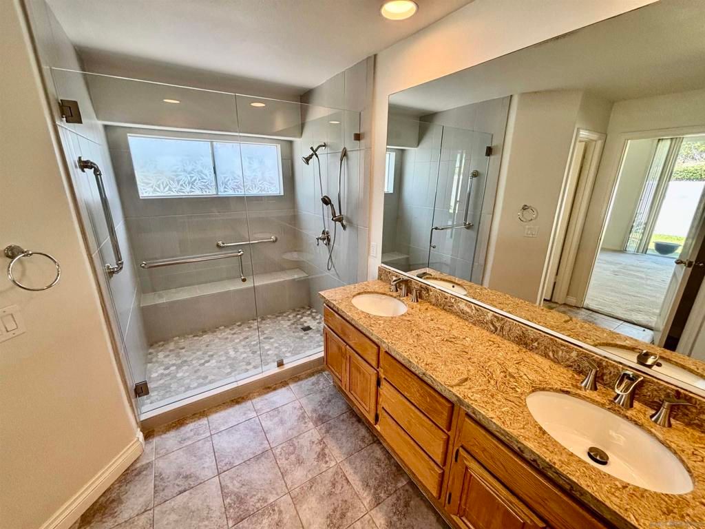 Image 20 of property listing at 653 Cantara Ln, Vista, CA 92081