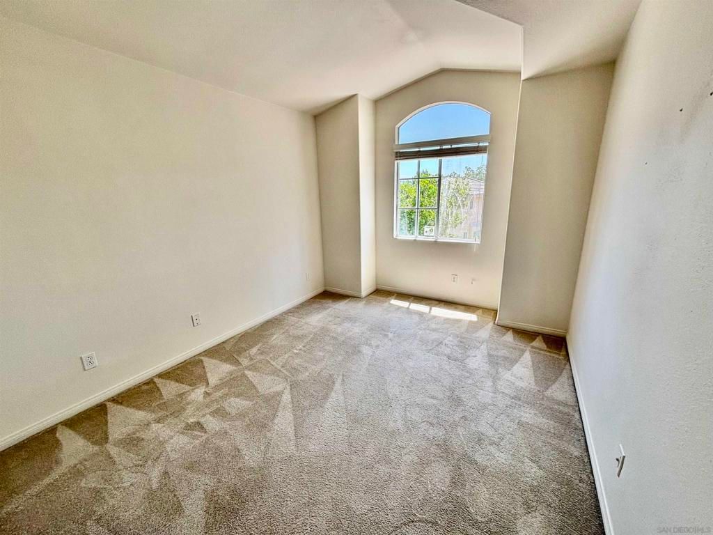 Image 25 of property listing at 653 Cantara Ln, Vista, CA 92081