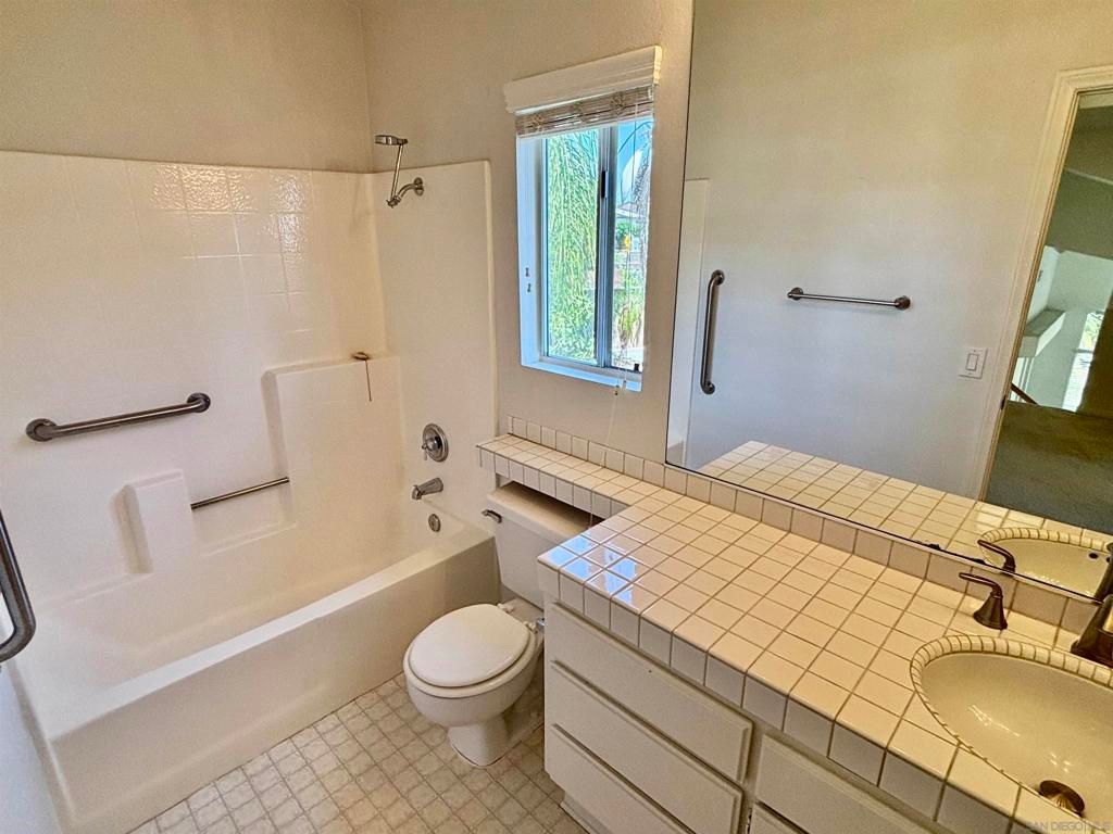 Image 26 of property listing at 653 Cantara Ln, Vista, CA 92081