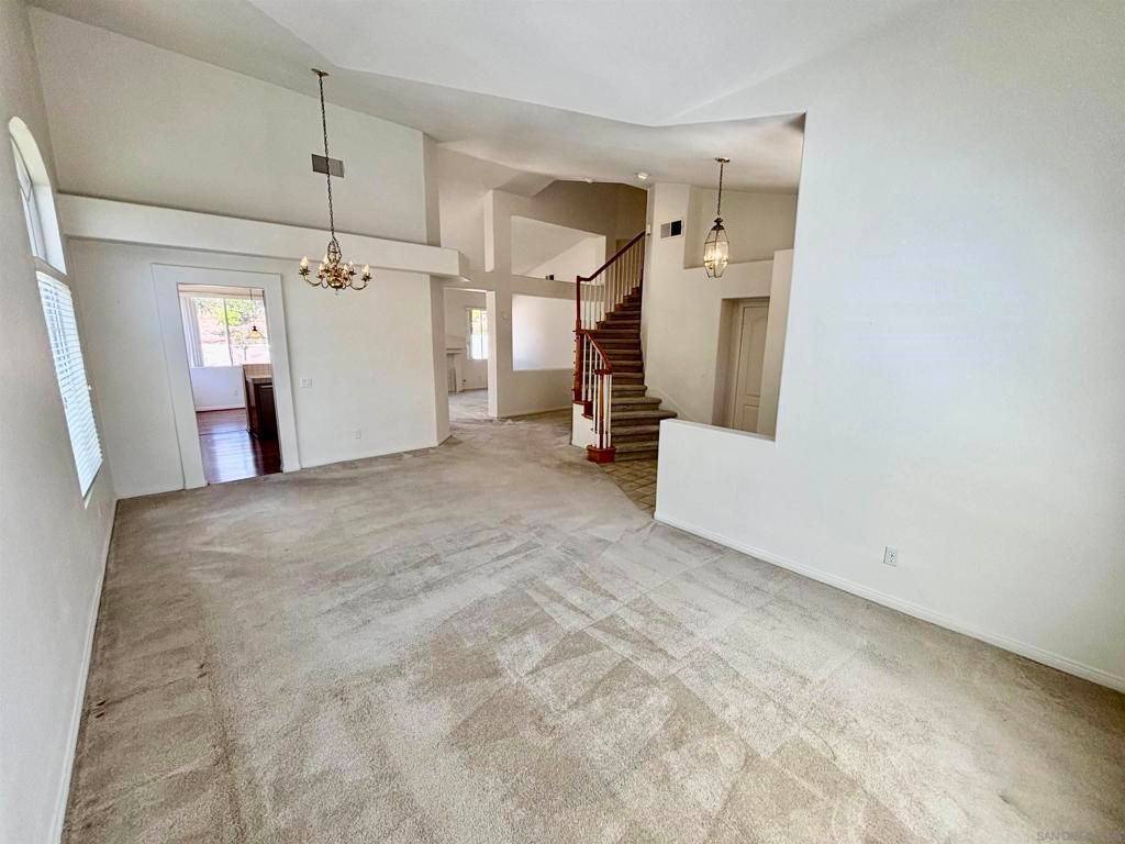 Image 3 of property listing at 653 Cantara Ln, Vista, CA 92081