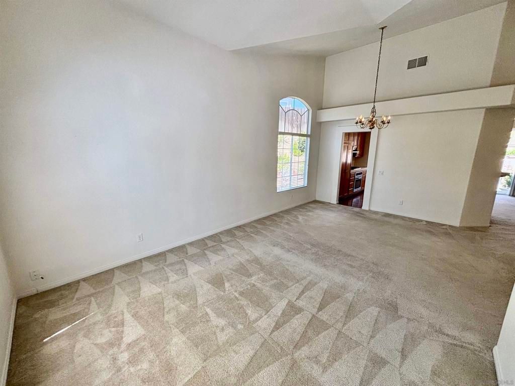 Image 4 of property listing at 653 Cantara Ln, Vista, CA 92081
