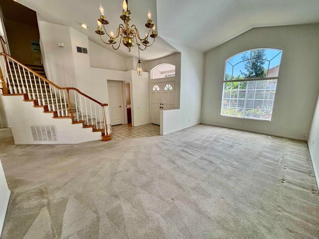 Image 5 of property listing at 653 Cantara Ln, Vista, CA 92081