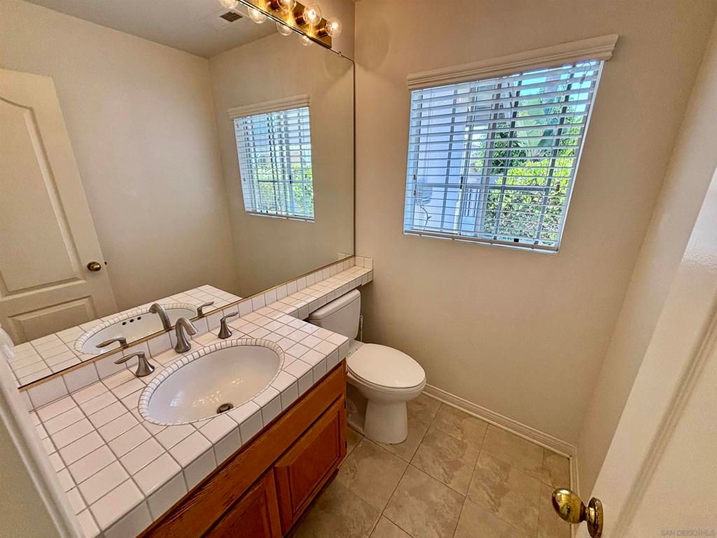 Image 7 of property listing at 653 Cantara Ln, Vista, CA 92081