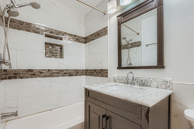 6327 N FRANCISCO Avenue 1, Chicago, IL 60659