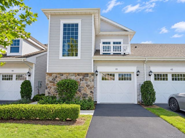 41 Greentree Court, Shirley, NY 11967
