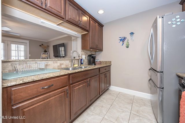 2421 Beachview Drive, F13, Ocean Springs, MS 39564