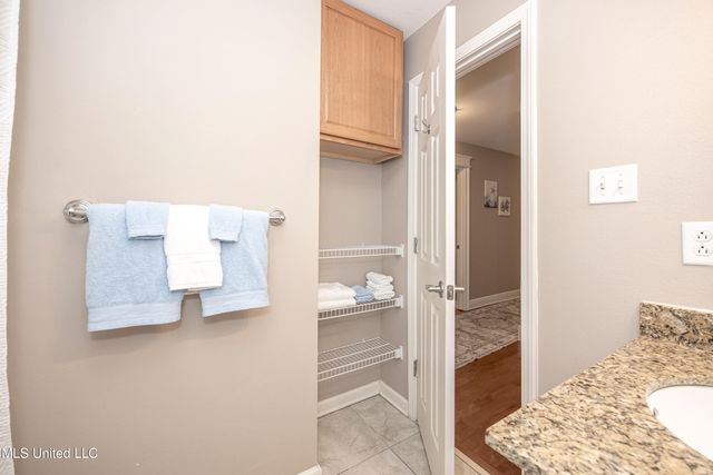 2421 Beachview Drive, F13, Ocean Springs, MS 39564