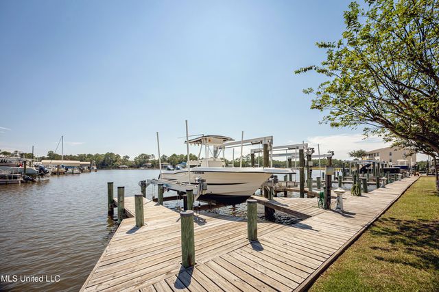 2421 Beachview Drive, F13, Ocean Springs, MS 39564
