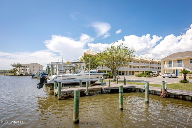 2421 Beachview Drive, F13, Ocean Springs, MS 39564