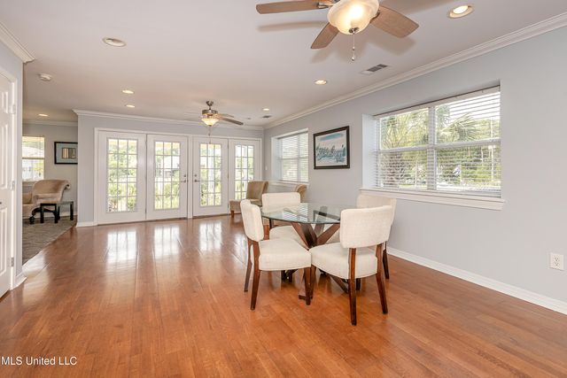 2421 Beachview Drive, F13, Ocean Springs, MS 39564