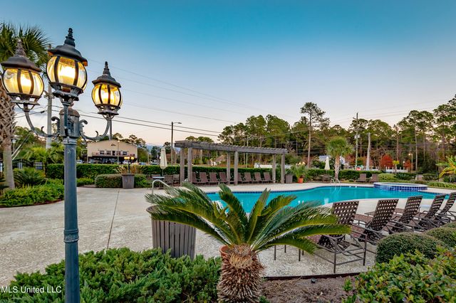 2421 Beachview Drive, F13, Ocean Springs, MS 39564