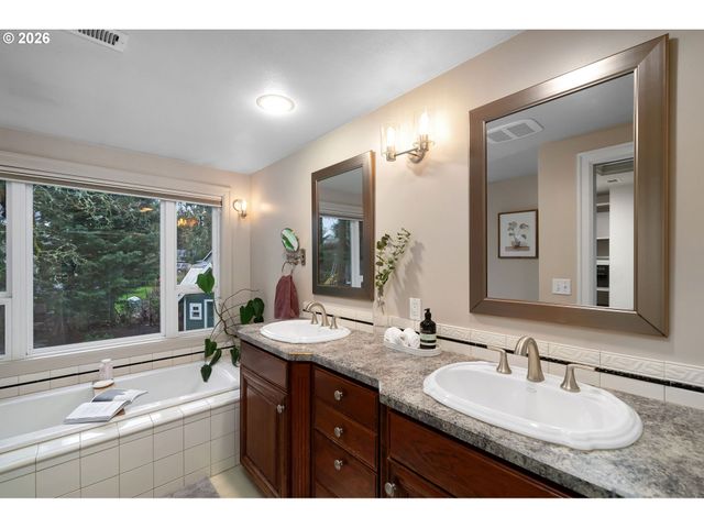 425 WELEBER St, Oregon City, OR 97045