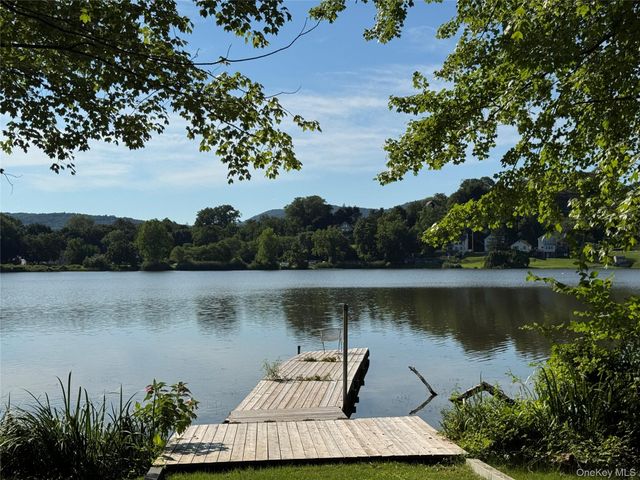60 Coachlight Square 60, Montrose, NY 10548