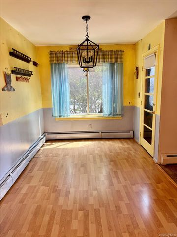 60 Coachlight Square 60, Montrose, NY 10548