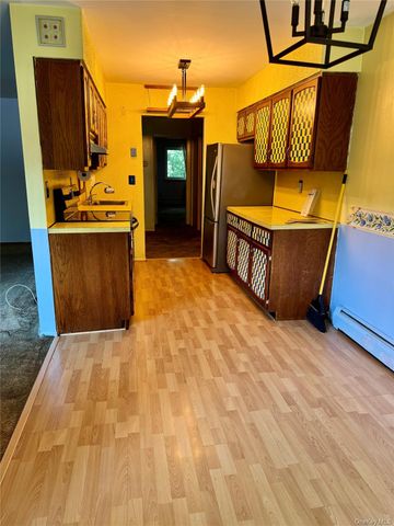 60 Coachlight Square 60, Montrose, NY 10548