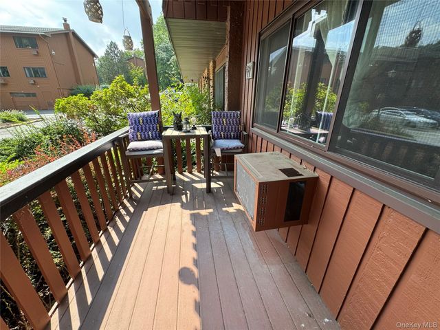 60 Coachlight Square 60, Montrose, NY 10548