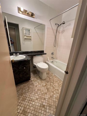 60 Coachlight Square 60, Montrose, NY 10548