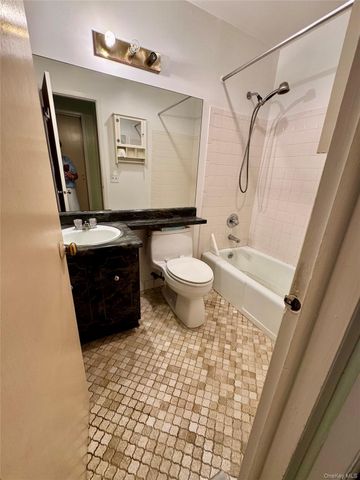 60 Coachlight Square 60, Montrose, NY 10548